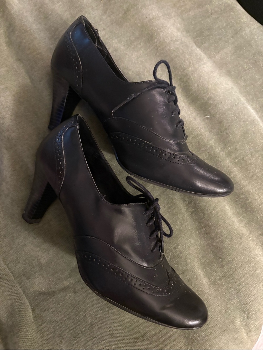 FIONI Clothing Black Lace-Up Brogue Heeled Oxfords